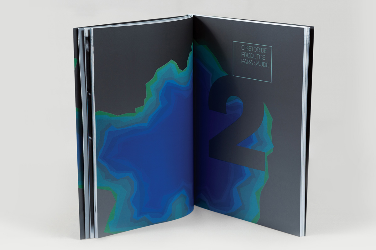 Livro branco da Abraidi, 2ª edição, aberto em página dupla com mapa topográfico em tons de azul